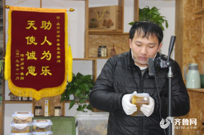 临沂马庄镇携手电商公司开启“主播”之旅 20分钟卖出60多斤蜂蜜